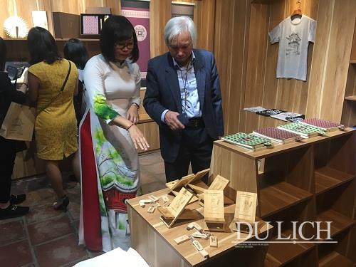 Phòng trưng bày các sản phẩm lưu niệm đặc trưng của di tích Văn Miếu – Quốc Tử Giám giới thiệu những quà lưu niệm được thiết kế công phu và chế tác bởi các nghệ nhân của các làng nghề của Hà Nội.